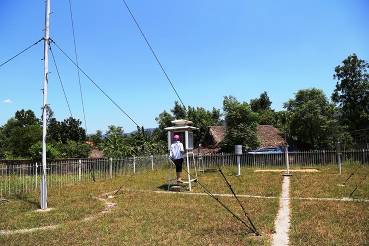 Tan muc nhan vien khi tuong doi nang lua ghi nhiet do